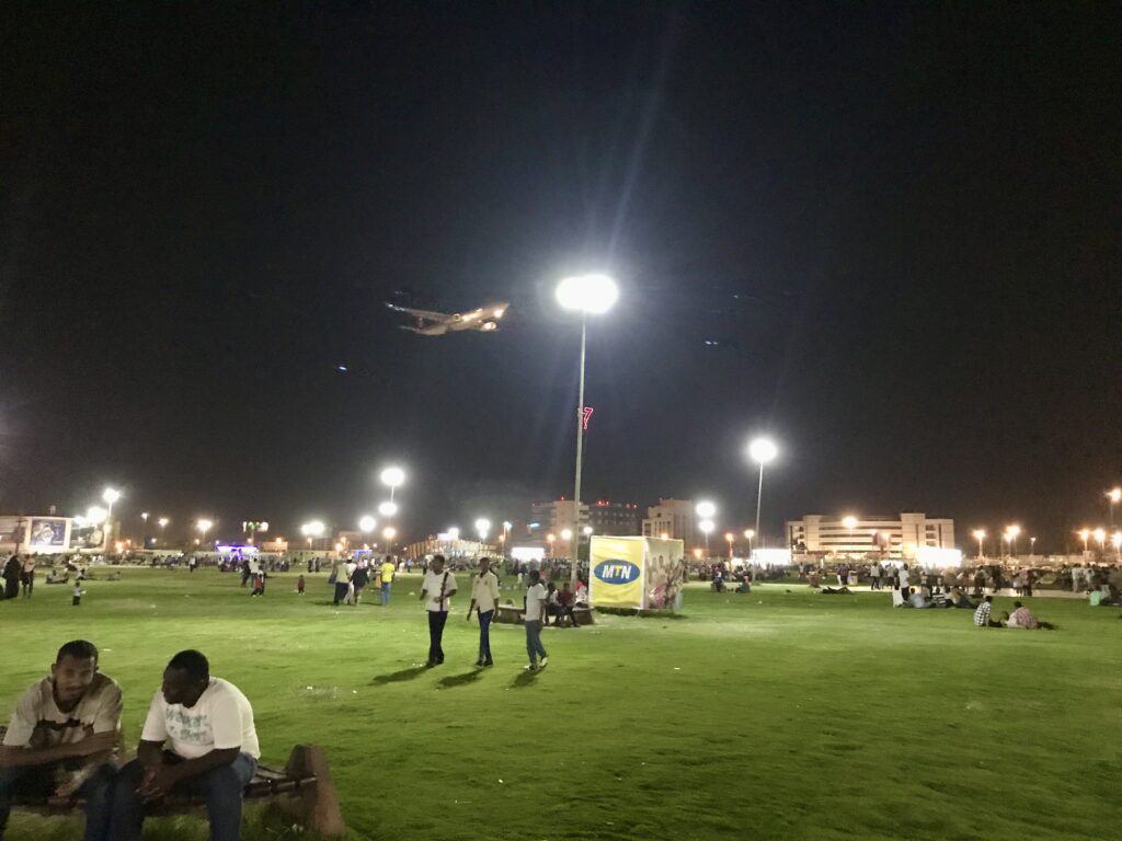 街の中にある夜の公園