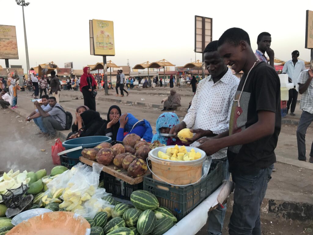 【メロンに辛いソース？】スーダンの街角で出会う軽食「ティビシュ・ビシャッタ」