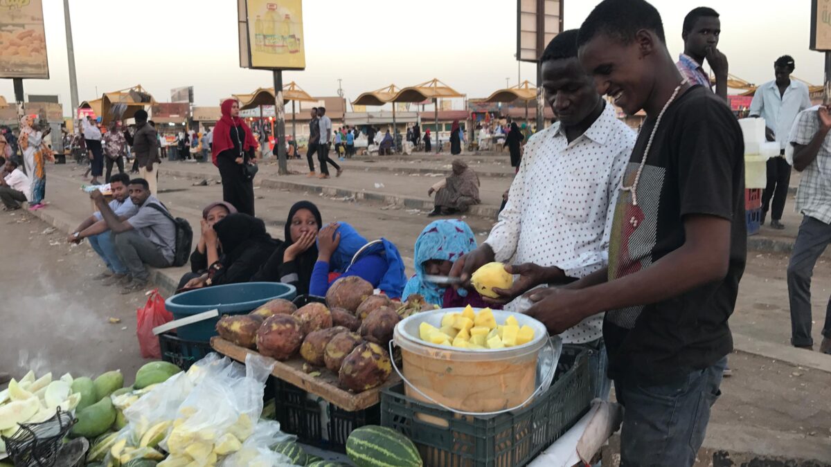 【メロンに辛いソース？】スーダンの街角で出会う軽食「ティビシュ・ビシャッタ」